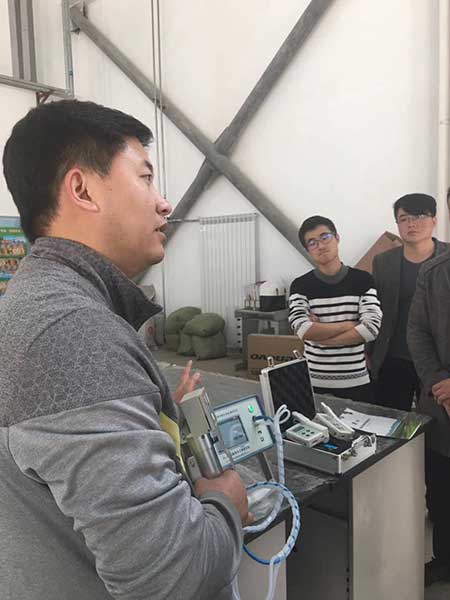 競(jìng)道工作人員為大家講解光合作用測(cè)定儀 競(jìng)道工作人員為大家講解光合作用測(cè)定儀